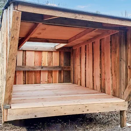 12 With Hot Tub Holiday home